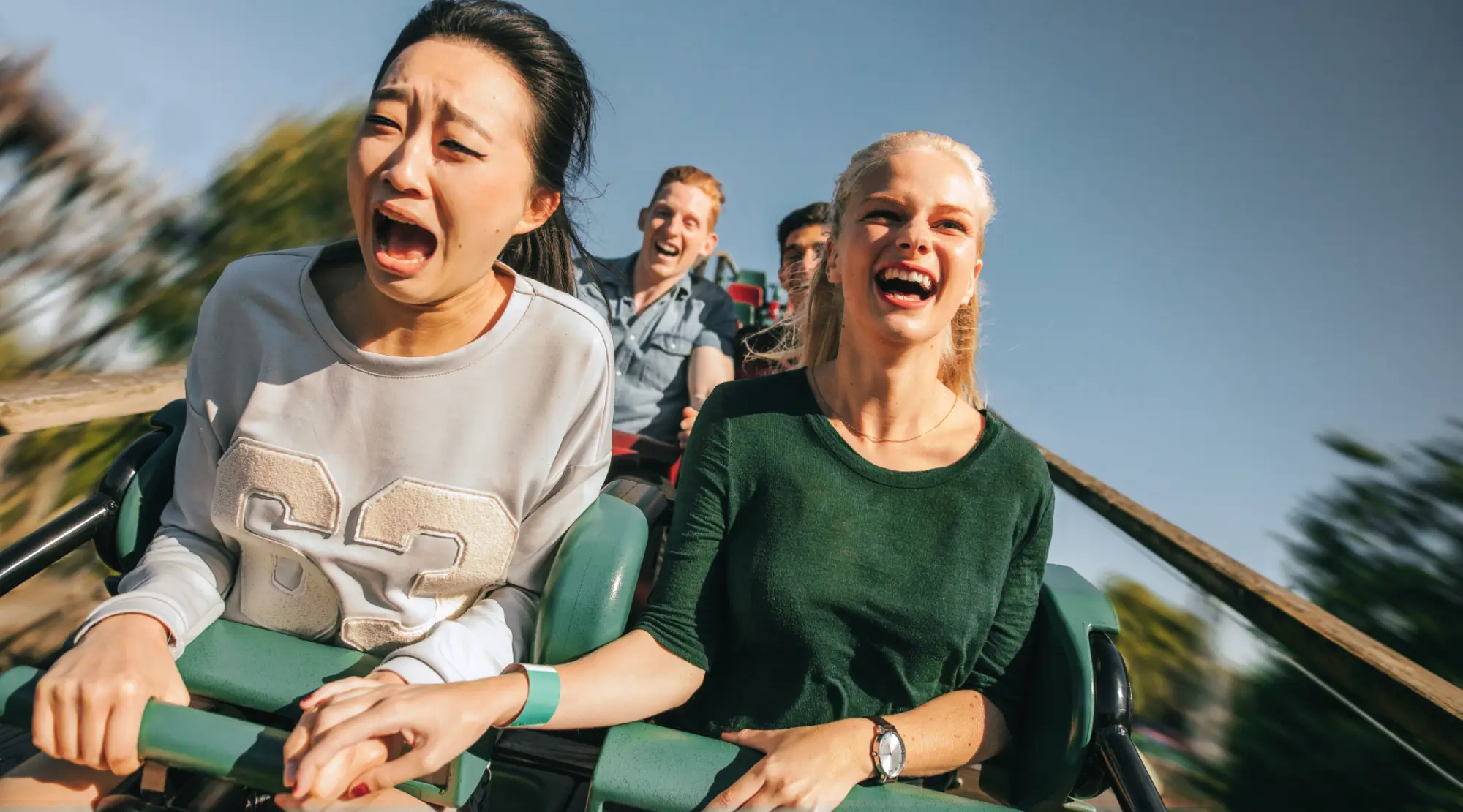 Zwei Frauen in einer Achterbahn