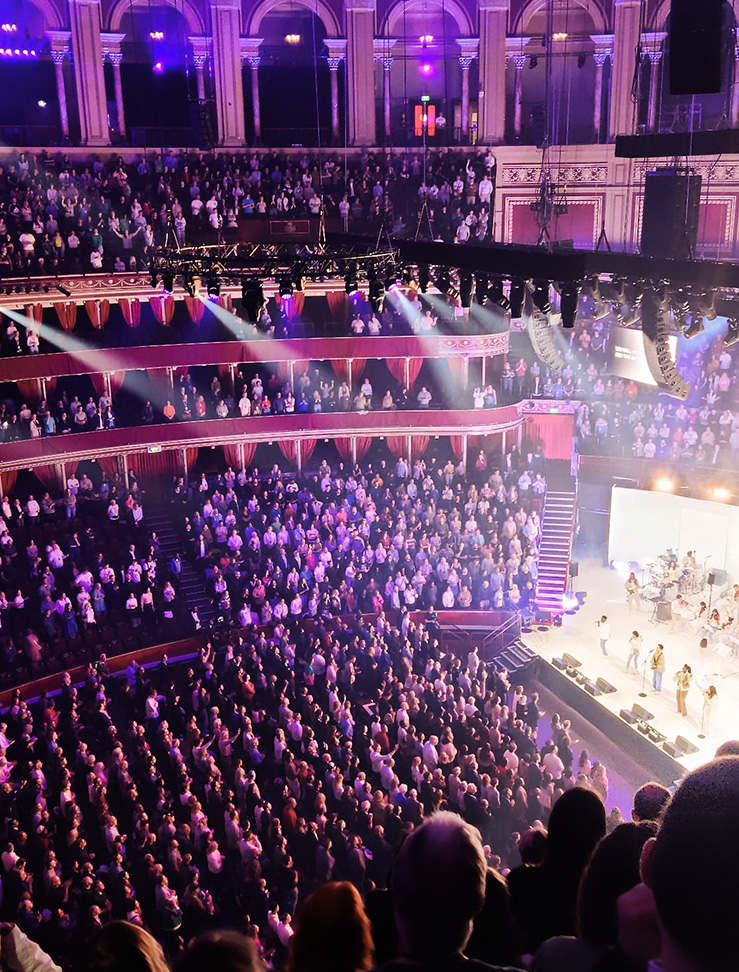 Die illuminierte, voll besetzte Royal Albert Hall in London als Veranstaltungsort der Alpha Leadership Confernce.