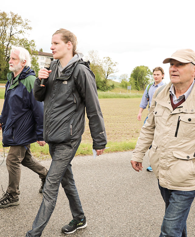 Junger Mann mit Mikrofon in der Hand leitet das Gebet bei einer Wallfahrt